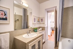 Duschwanne, Haartrockner, Bidet, Handtücher