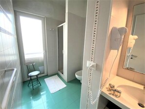 تجهيزات دش، مراحيض شطف، مناشف، صابون