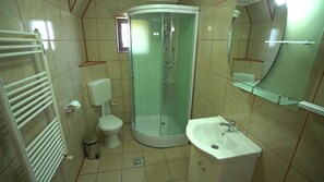 Eenvoudige kamer, 1 twee- of 2 eenpersoonsbedden | Badkamer | Een douche, handdoeken