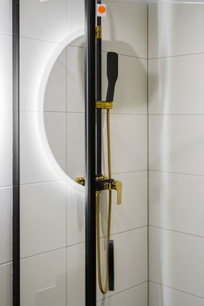 Douche, sĂšche-cheveux, serviettes fournies, shampoing