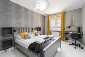 1 غرفة نوم ومكتب ومكواة/لوح كي وملاءات أسرّة