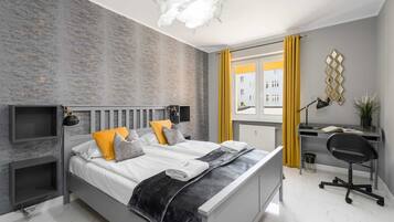 1 soveværelse, skrivebord, strygejern/strygebræt, sengetøj