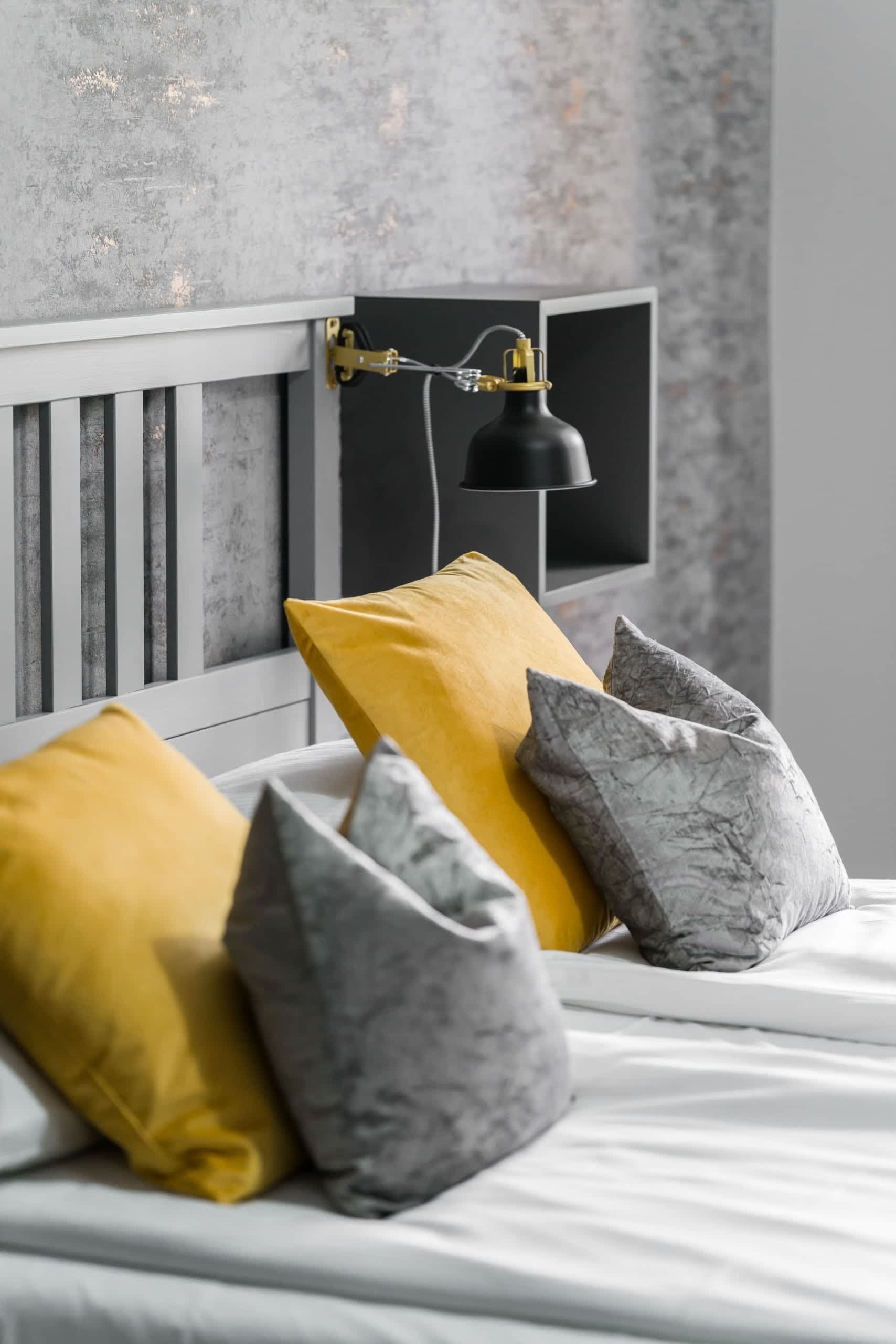 1 soverom, skrivebord, strykejern/-brett og sengetøy