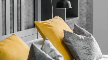 1 soverom, skrivebord, strykejern/-brett og sengetøy