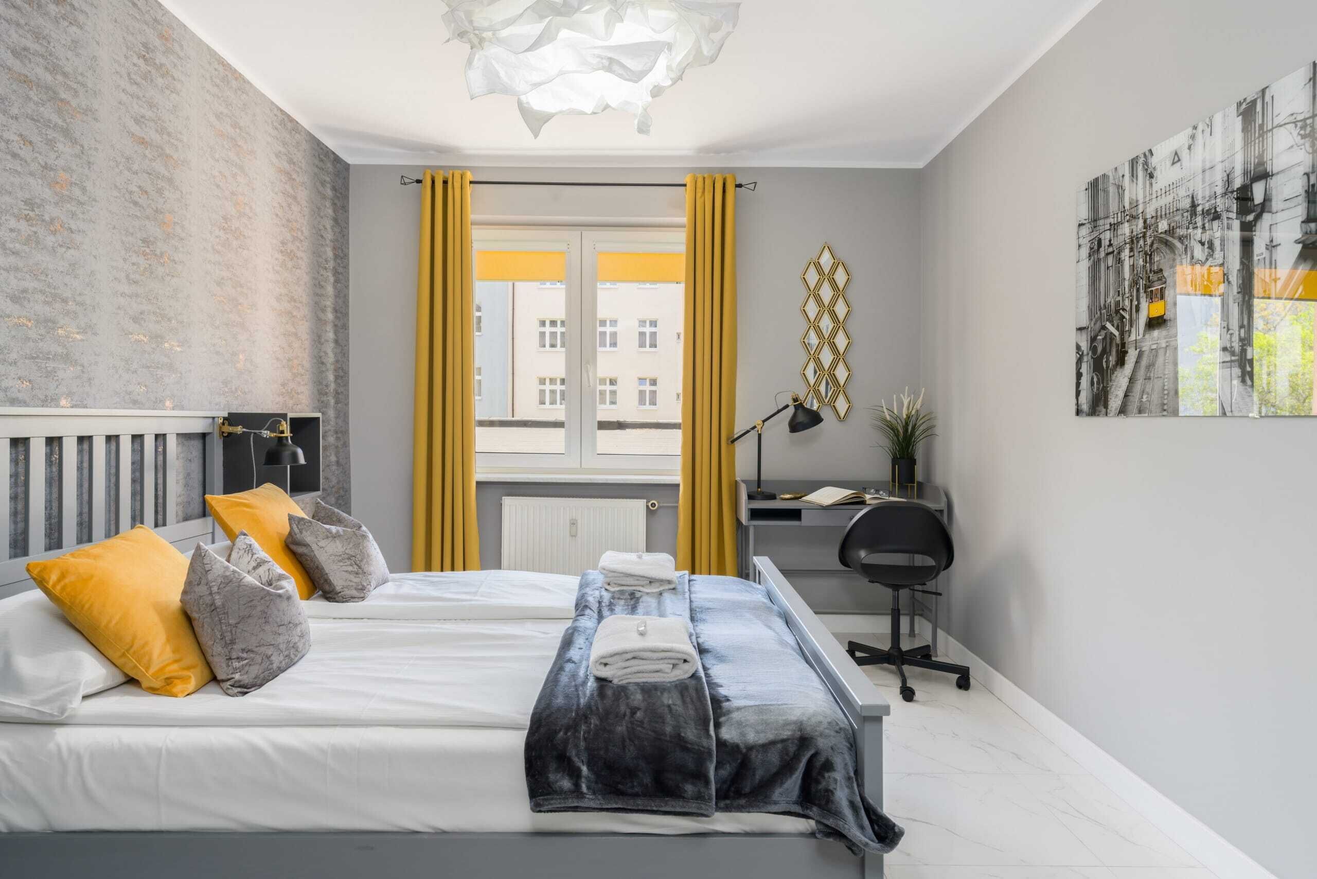 1 habitación, escritorio, tabla de planchar con plancha y ropa de cama 