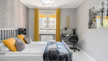 1 habitación, escritorio, tabla de planchar con plancha y ropa de cama