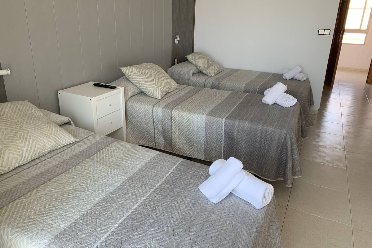 基础三人房 (3 single beds) | 免费 WiFi