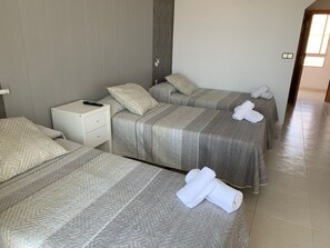 Habitación triple básica, 3 camas individuales | Wifi gratis