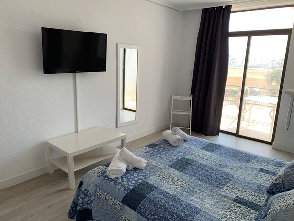 ベーシック ダブルルーム ダブルベッド 1 台 シービュー | WiFi (無料)