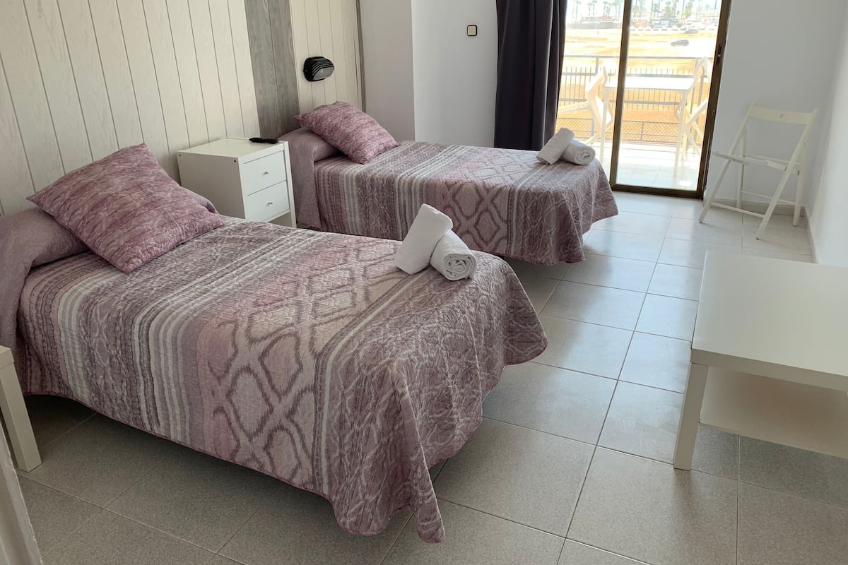 Basic trippelrum - havsutsikt (1 double and 1 single beds) | Gratis wi-fi