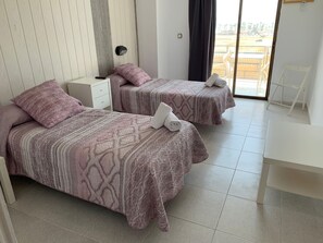 Habitación triple básica,  vistas al mar, 1 cama doble y 1 cama individual | Wifi gratis