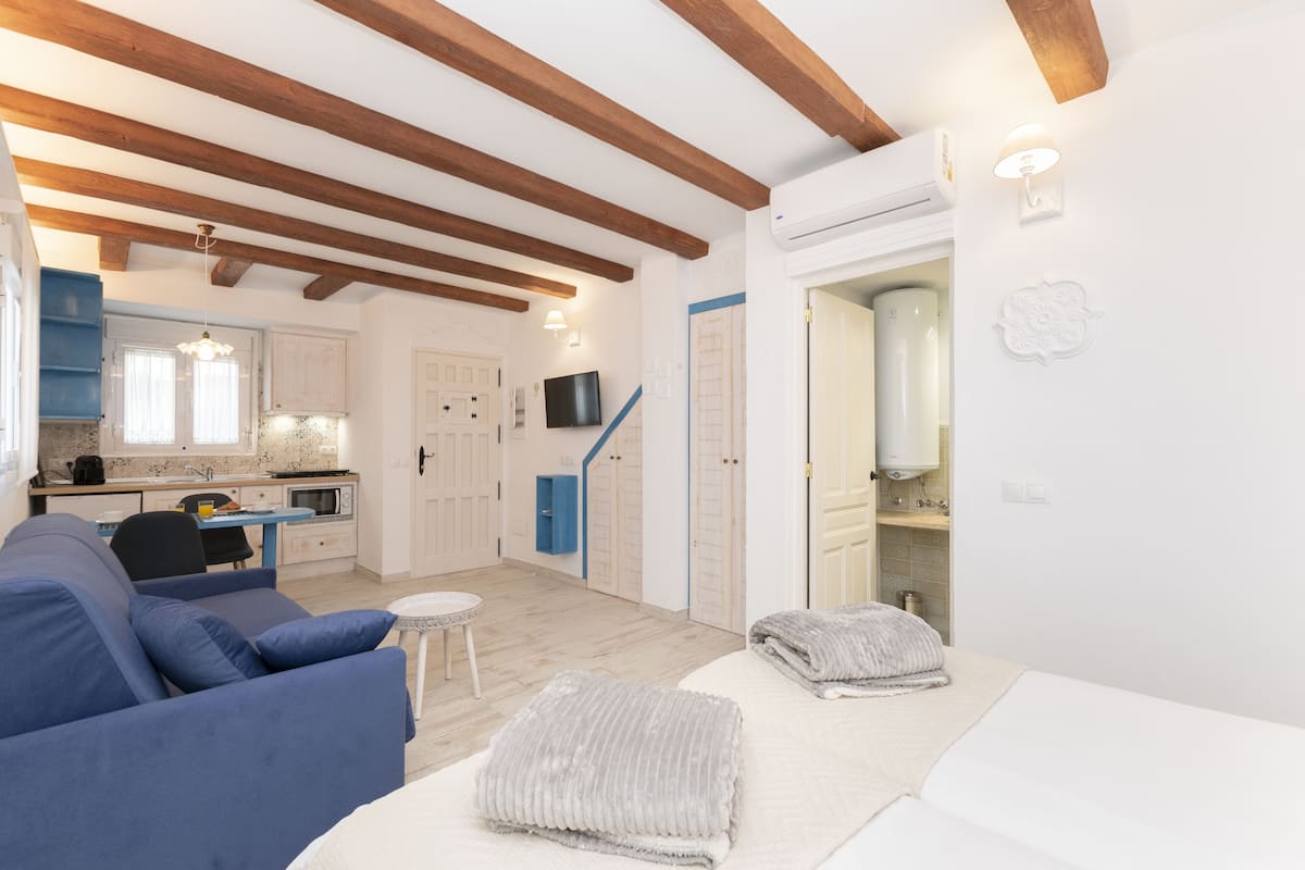 Un interior moderno con sala de estar, cocina y baño.