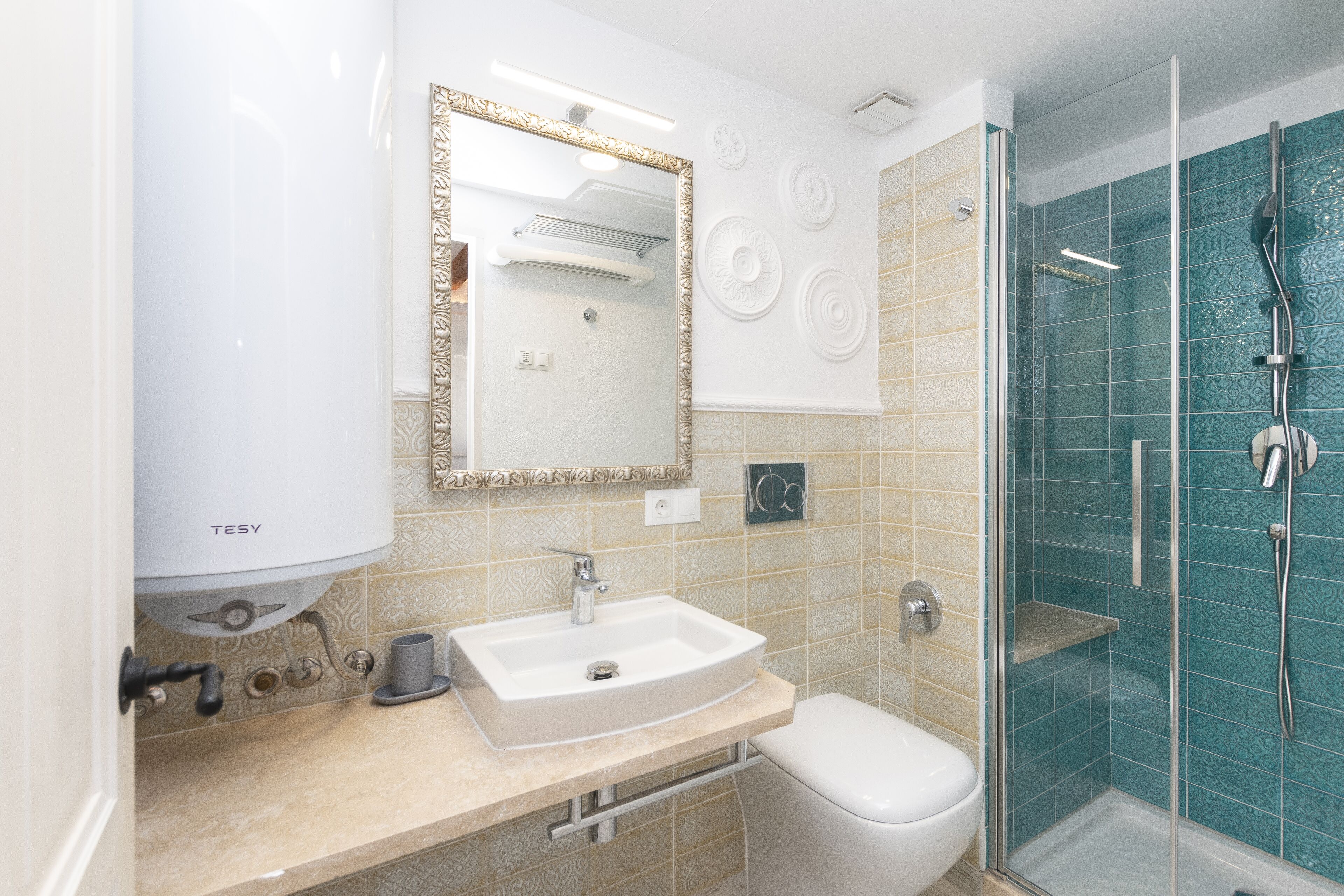Standard Studio | Bathroom | Shower, rainfall showerhead, free toiletries, hair dryer
