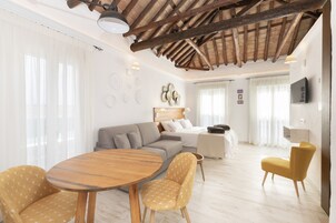 Estudio Deluxe | Zona de estar | Smart TV de 32 pulgadas con canales por cable, Netflix
