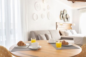 Estúdio luxo | Cofres nos quartos, individualmente decorados