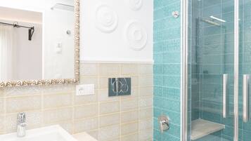 Deluxe Studio | Bathroom | Shower, rainfall showerhead, free toiletries, hair dryer