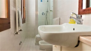 Sèche-cheveux, bidet, serviettes fournies, savon