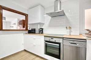 Fridge, microwave, oven, stovetop - Apartment Luisa with Sea View, Shared Pool, Terrace & Wi-Fi (Calpe)