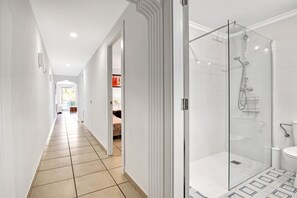 Badewanne, Haartrockner, Handtücher