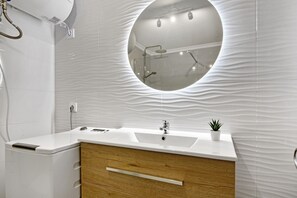 Baignoire, sèche-cheveux, serviettes fournies