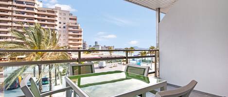 تناول الطعام بالخارج