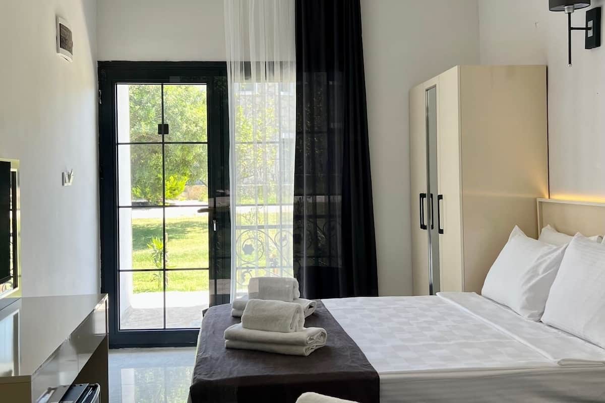 Economy Triple Room | Bar mini, ruang kerja komputer riba, seterika/papan seterika