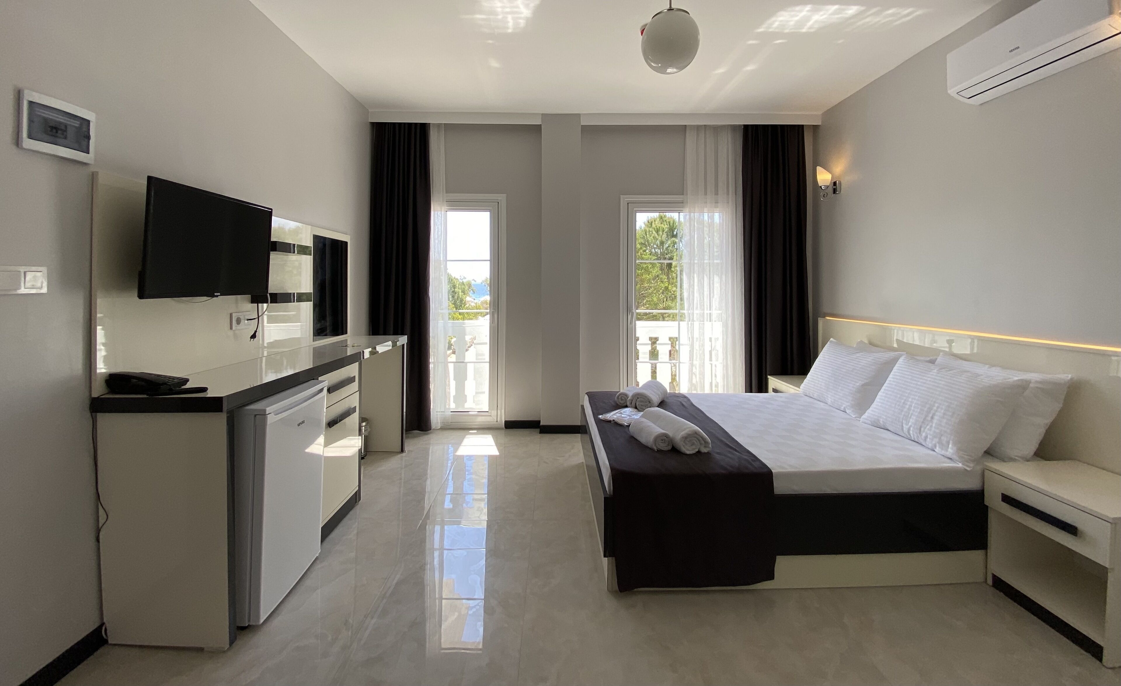 Minibar, laptop workspace, iron/ironing board, free WiFi