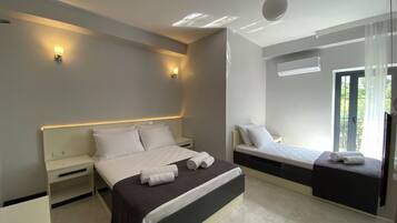 Phòng Tiêu chuẩn, nhiều giường | Minibar, khu vực làm việc phù hợp cho laptop, bàn ủi/dụng cụ ủi quần áo