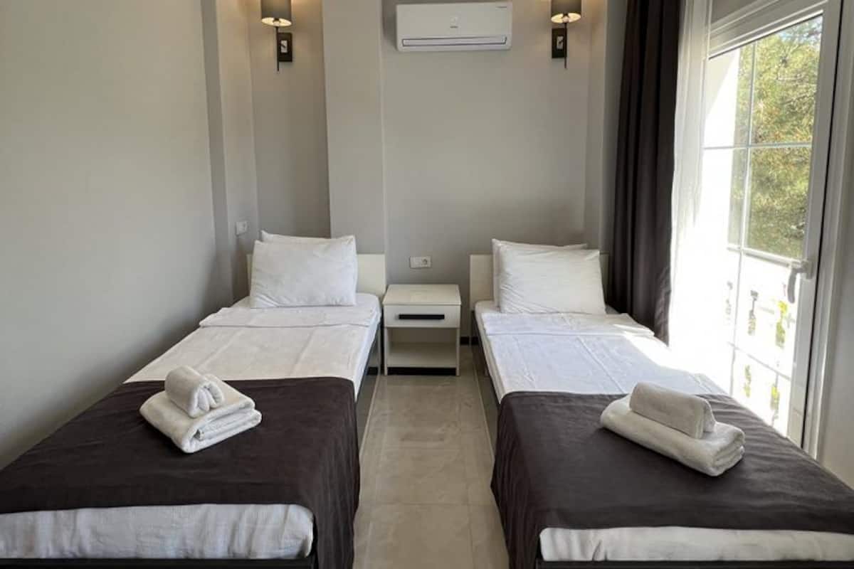 Superior Room | Minibar, laptop workspace, iron/ironing board (on request), WiFi (free)