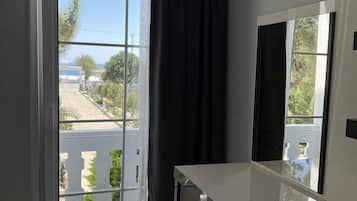 Habitación estándar | Minibar y espacio para trabajar con laptop