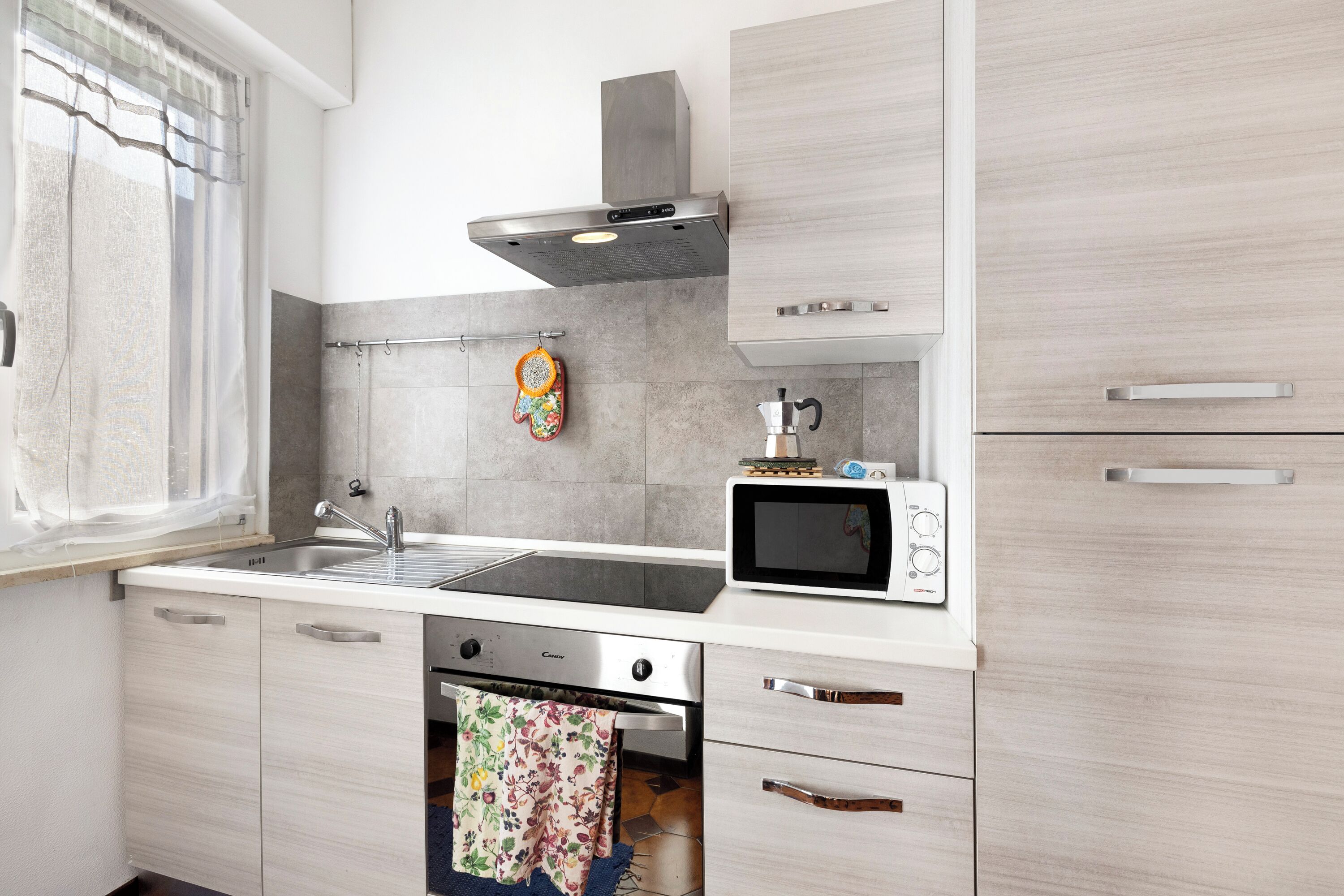 Frigorifero, microonde, forno, piano cottura