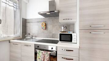 Frigorifero, microonde, forno, piano cottura