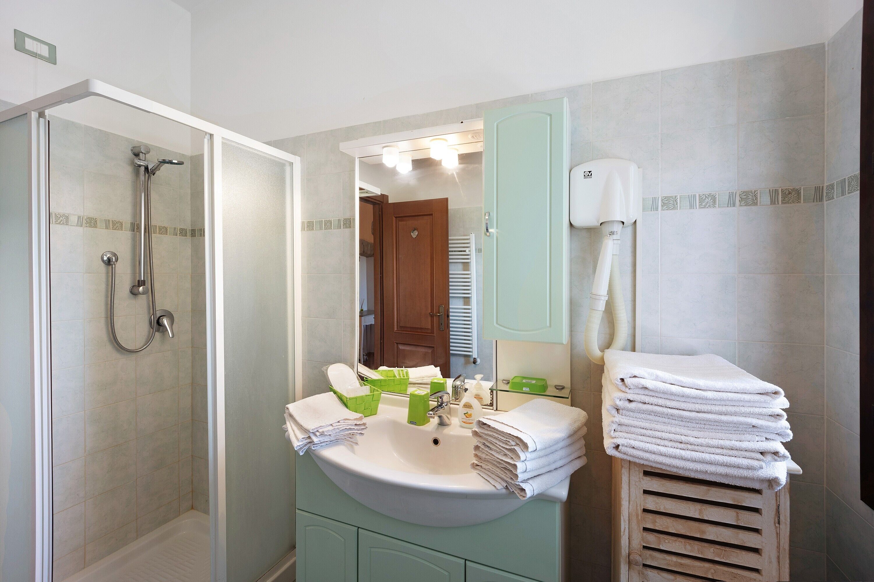 淋浴设施、吹风机、毛巾