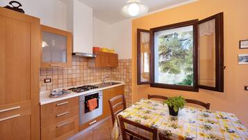 Frigorifero, forno, piano cottura, lavastoviglie