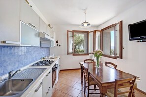 Frigorifero, forno, piano cottura, lavastoviglie