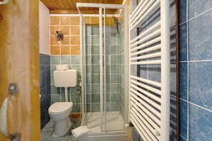Shower, hair dryer, towels - Holiday Apartment Acciuga House with Balcony, Shared Garden & Wi-Fi (Biassa La Spezia)