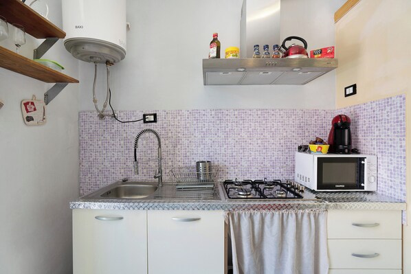 Frigorífico, horno, placa de cocina y cafetera o tetera