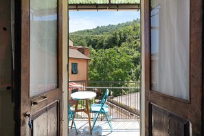 Outdoor dining - Holiday Apartment Acciuga House with Balcony, Shared Garden & Wi-Fi (Biassa La Spezia)