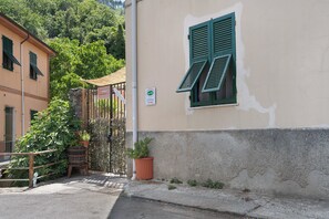 Property grounds - Holiday Apartment Acciuga House with Balcony, Shared Garden & Wi-Fi (Biassa La Spezia)