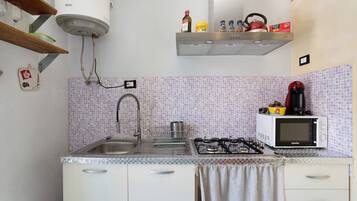 Frigorífico, horno, placa de cocina y cafetera o tetera