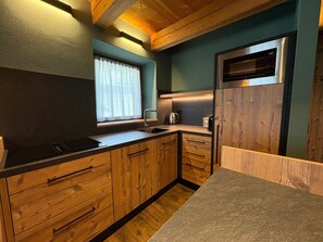 Wasserkocher mit Kaffee-/Teezubehör, Kühlschrank, Mikrowelle, Herdplatte