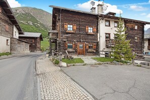 Exterior - Baita Miralago - Salient" with Mountain View, Shared Garden and Wi-Fi (Livigno)
