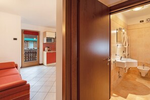 Dusche, Haartrockner, Handtücher