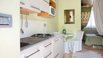 Een koelkast, een microgolfoven, een kookplaat, een kinderstoel