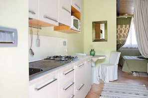 Kühlschrank, Mikrowelle, Herdplatte, Hochstuhl