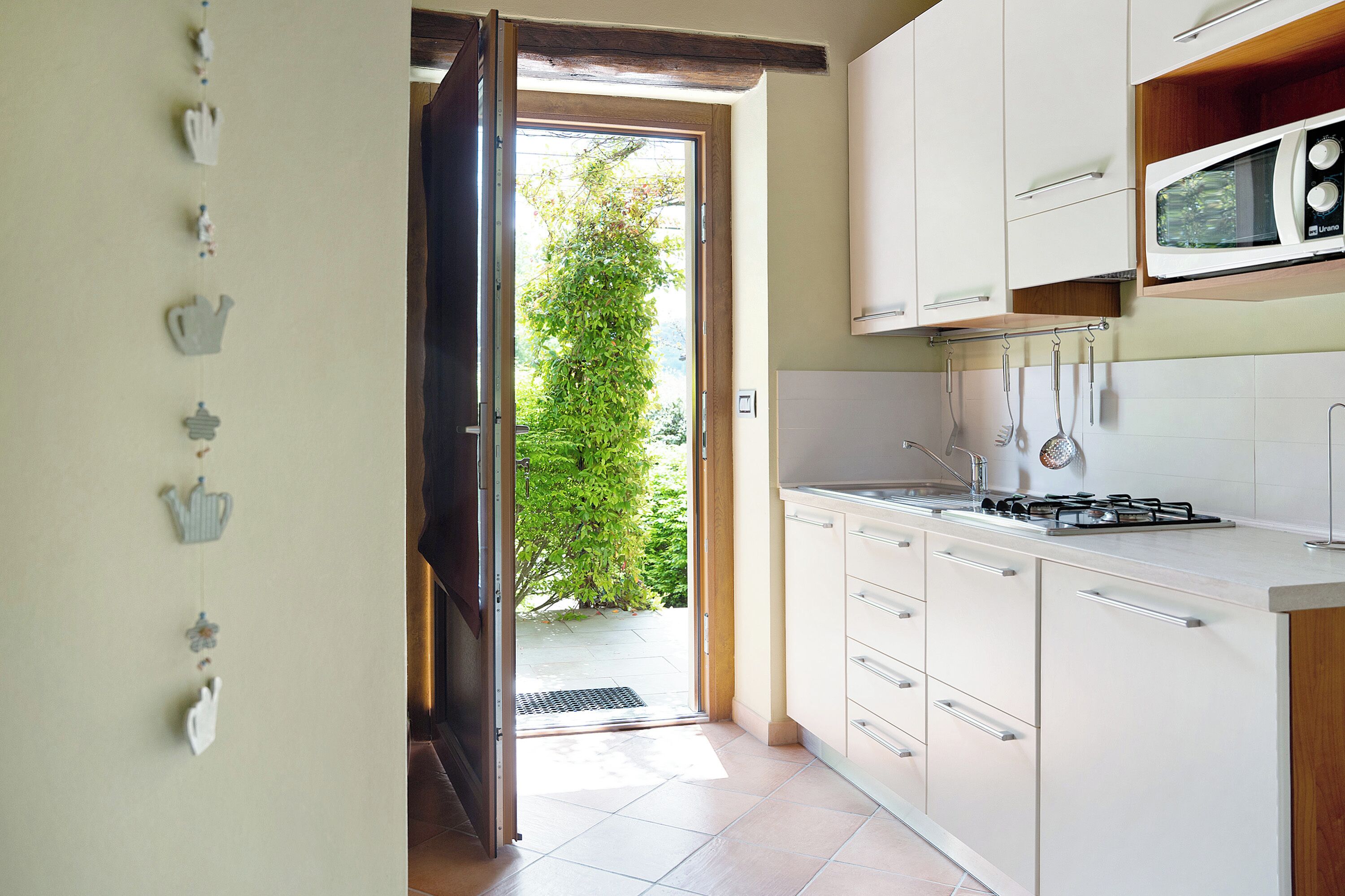 Kühlschrank, Mikrowelle, Herdplatte, Hochstuhl