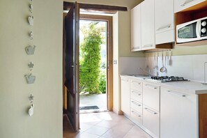 Réfrigérateur, micro-ondes, plaque de cuisson, chaise haute