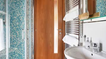 Douche, sèche-cheveux, serviettes fournies