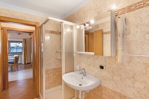 Douche, sĂšche-cheveux, serviettes fournies