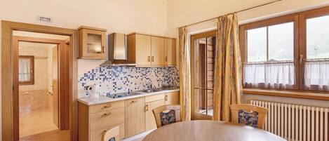 Réfrigérateur, micro-ondes, plaque de cuisson, lave-vaisselle